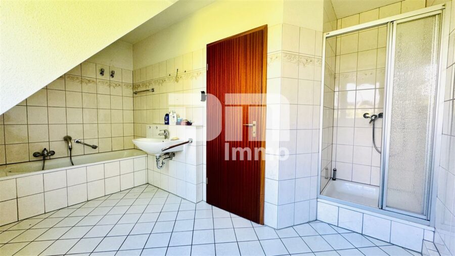 Charmantes Wohnglück - Ihr neues Zuhause mit Carport / Terrasse und großem Gartenbereich - OG / DG Badezimmer / Wanne / Dusche